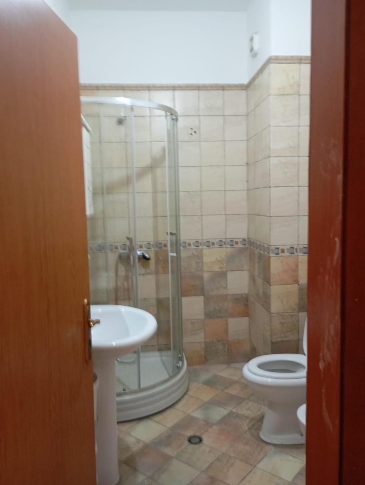 Royal 3 Hostel Tiranë Ngoại thất bức ảnh