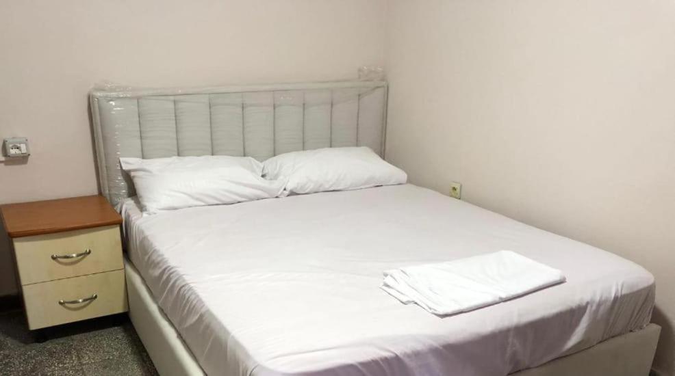 Royal 3 Hostel Tiranë Ngoại thất bức ảnh